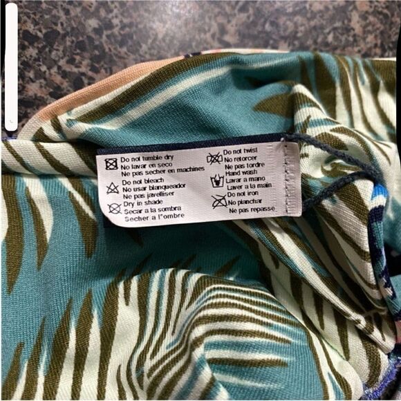 Maaji NWT Curuba surfer underwire bikini top
Reversible Size Small - Picture 9 of 10